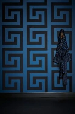 Versace Vliestapete 38609-3 Grafik Muster Blau Schwarz 14 Versace Vliestapete 38609-3 Grafik Muster Blau Schwarz -A.S. Creation Verkäufe Vliestapete 38609 3 Grafik Muster Blau Schwarz VERSACE Home Tapete 63213723 2